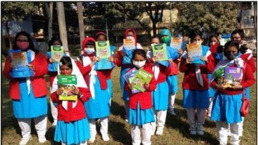 বছরের প্রথম দিনে নতুন বই পেল শিক্ষার্থীরা