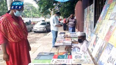করোনাকালে কষ্টে আছেন ফুটপাতের বই বিক্রেতারা (ভিডিও)
