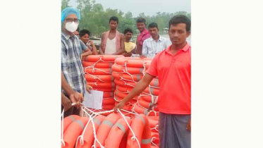 চৌহালীতে ঝুঁকি নিরসনে মাঝিদের মাঝে বয়া বিতরণ