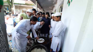 প্রধানমন্ত্রীর জন্মদিন উপলক্ষে এতিমদের মাঝে খাবার বিতরণ