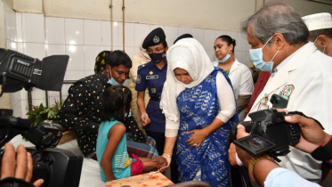 সড়কে পা হারানো শিশু জান্নাতের পাশে পুনাক সভানেত্রী
