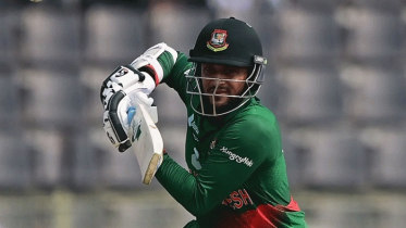 সাকিবের হাফ সেঞ্চুরি