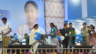 পশ্চিমবঙ্গে সাইকেল পাচ্ছে ১২ লাখ শিক্ষার্থী