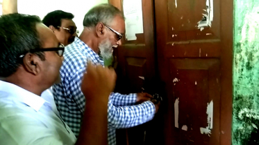 নাটোরে চিনি কলের অফিসে আখচাষীদের তালা