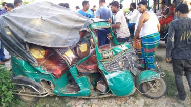 নবাবগঞ্জে বাস-সিএনজি সংঘর্ষে নিহত ৩