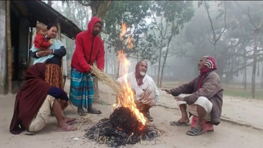 জেঁকে বসেছে কনকনে শীত, খরখুটো জ্বালিয়ে নিবারণ
