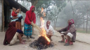 জেঁকে বসেছে কনকনে শীত, খরখুটো জ্বালিয়ে নিবারণের চেষ্টা