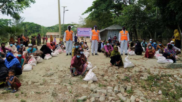 ‘কোস্ট গার্ড’ ও ‘বিদ্যানন্দ ফাউন্ডেশন’ সহযোগিতায় ত্রাণ বিতরণ