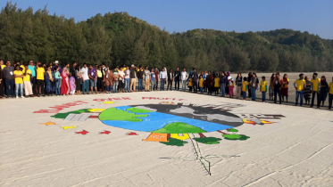 কক্সবাজার সৈকতে ‘জলবায়ু শপথ’ নিলেন পরিবেশযোদ্ধারা