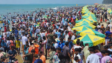 পর্যটকদের পদচারণায় মুখর কক্সবাজার সমুদ্র সৈকত পর্যটকদের পদচারণায় মুখর কক্সবাজার সমুদ্র সৈকত