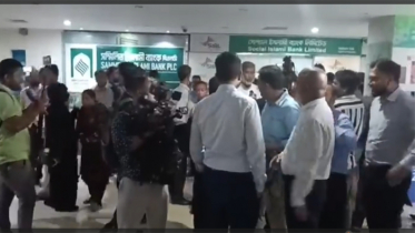 চট্টগ্রামে একীভূত ব্যাংকের কয়েকটি শাখায় তালা দিলেন গ্রাহকরা