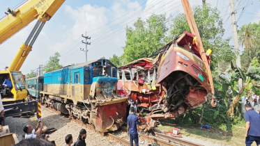 বাস-ট্রেন সংঘর্ষে ১২ মৃত্যু: ২ গেইটম্যানের বিরুদ্ধে মামলা