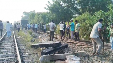 ১৬ ঘণ্টা পর উদ্ধার কর্ণফুলী কমিউটার, চলছে আপলাইনের মেরামত ১৬ ঘণ্টা পর উদ্ধার কর্ণফুলী কমিউটার, চলছে আপলাইনের মেরামত