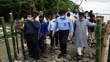 পাথরঘাটায় ক্ষতিগ্রস্ত বেড়িবাঁধ পরিদর্শনে জেলা প্রশাসক