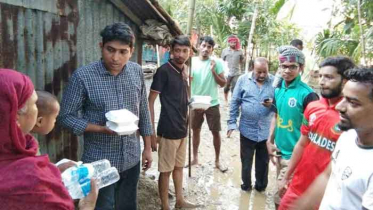 খাবার নিয়ে বন্যার্তদের পাশে ঢাকা কলেজ ছাত্রলীগ 