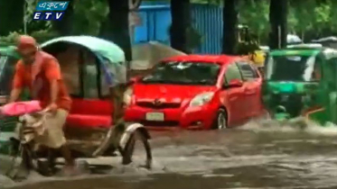 অল্প বৃষ্টিতেই সয়লাব রাজধানী, দুর্ভোগে মেগাসিটির মানুষ (ভিডিও)