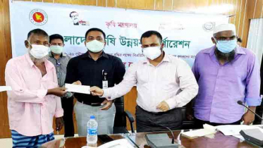 নবাবগঞ্জে কৃষকদের মাঝে সেচ প্রণোদনা প্রদান 