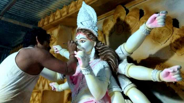 সরাইলে চলছে প্রতিমা শিল্পীদের তুলির শেষ আঁচড়