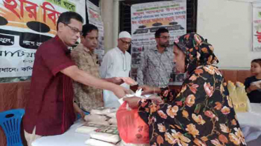 লালমাটিয়ায় নিন্মবিত্ত ও প্রতিবন্ধি পরিবারকে ঈদ উপহার বিতরণ