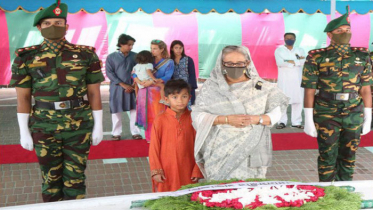 বঙ্গবন্ধুর সমাধিতে প্রধানমন্ত্রীর শ্রদ্ধা