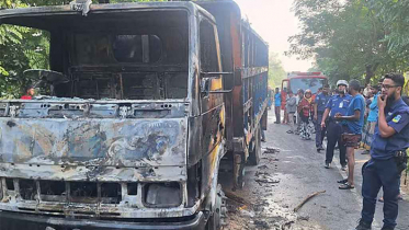 এক্সপ্রেসওয়ে অবরোধ করে ট্রাকে আগুন, যাত্রীবাহী বাস ভাংচুর