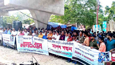 হামলার প্রতিবাদে এফডিসির সামনে সাংবাদিকদের মানববন্ধন