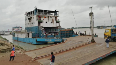 পদ্মায় ঢেউ আছে, আছে ফেরিও, শুধু নেই যাত্রীর চাপ পদ্মায় ঢেউ আছে, আছে ফেরিও, শুধু নেই যাত্রীর চাপ