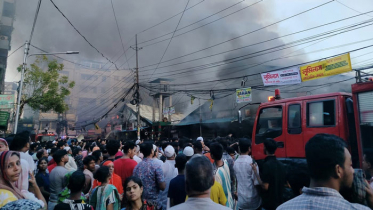 আগুনে পুড়ল রাজধানীর মোহাম্মদপুর কৃষি মার্কেট