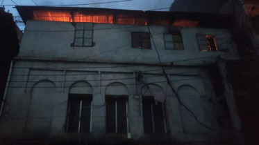 চকবাজারে তিনতলা ভবনে আগুন, নিয়ন্ত্রণে ৭ ইউনিট