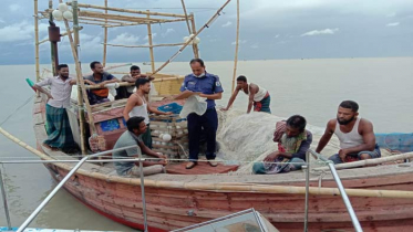 নিষেধাজ্ঞা অমান্য করে মাছ ধরায় ৭ জেলে আটক