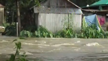 হু হু করে ঢুকছে পানি (ভিডিও)