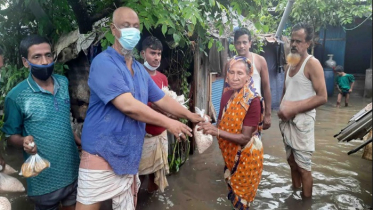 বাগেরহাটে পানিবন্দীদের মাঝে শুকনো খাবার বিতরণ