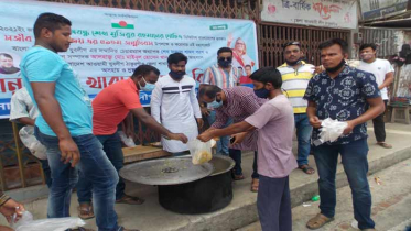 সজীব ওয়াজেদ জয়ের জন্মদিন উপলক্ষে ঠাকুরগাঁওয়ে খাবার বিতরণ 