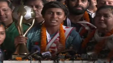 কেক কেটে ও ফুল দিয়ে চ্যাম্পিয়নদের রাজসিক সংবর্ধনা 
