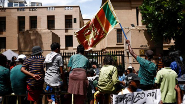 বড় বিপর্যয় এড়াতে ‘দেউলিয়া` শ্রীলঙ্কা ছাড়ার হিড়িক