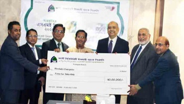 গ্রাহকদের মাঝে বিনিয়োগের চেক প্রদান করলো ফার্স্ট সিকিউরিটি ইসলামী ব্যাংক 