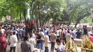 চাকরিতে বয়সসীমা ৩৫ প্রত্যাশীদের ওপর পুলিশের টিয়ারশেল নিক্ষেপ