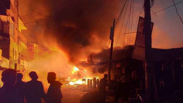 কালিয়াকৈর বাজারে অগ্নিকাণ্ডে শতাধিক দোকান পুড়ে ছাই