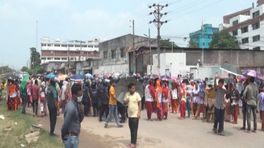 গাজীপুরে বকেয়া বেতনের দাবিতে পোশাক শ্রমিকদের সড়ক অবরোধ