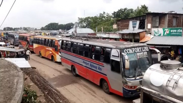 দৌলতদিয়ায় পদ্মা পারের অপেক্ষায় যানবাহনের দীর্ঘলাইন