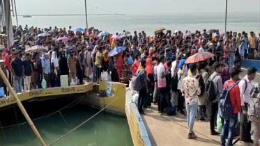 ১৮ ঘণ্টা বসে থেকেও মিলছে না ফেরির নাগাল