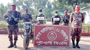 বেনাপোলে ২০টি স্বর্ণের বারসহ দুই পাচারকারী আটক