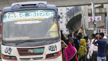 দাঁড়িয়ে থাকা বাসের কন্ডাক্টরকে চাপা দিলো অরেক বাস