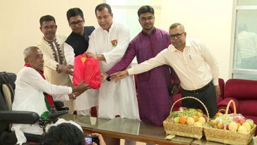 যুদ্ধাহত মুক্তিযোদ্ধাদের উপহার পাঠালেন প্রধানমন্ত্রী
