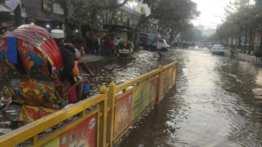 সার্ক ফোয়ারায় ফাটল, সড়কে জলাবদ্ধতা