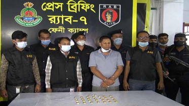 ফেনীতে ৩০টি স্বর্ণের বারসহ আটক ১