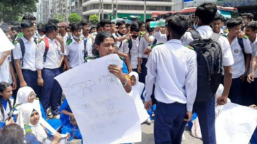হাফ ভাড়া দাবিতে বনানীর সড়কে শিক্ষার্থীদের অবস্থান