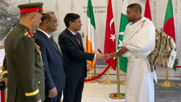 সৌদিতে পৌঁছেছে প্রথম হজ ফ্লাইট, হজযাত্রীদের স্বাগত জানান রাষ্ট্রদূত