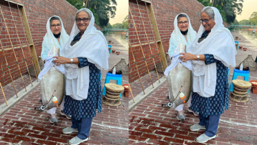 ছোট বোনকে নিয়ে এবার চিতল ধরলেন প্রধানমন্ত্রী