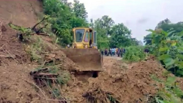পাহাড় ধসে পড়ে মহালছড়ি-গুইমারা সড়ক যোগাযোগ বন্ধ